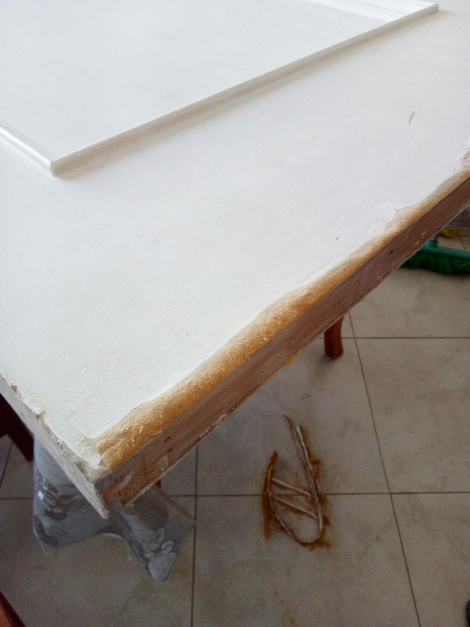 Avrete notato che, durante il taglio, il materiale Mdf caduto sul pavimento, sembra come una spugna. Ecco il motivo del suo rigonfiamento a contatto con l'acqua