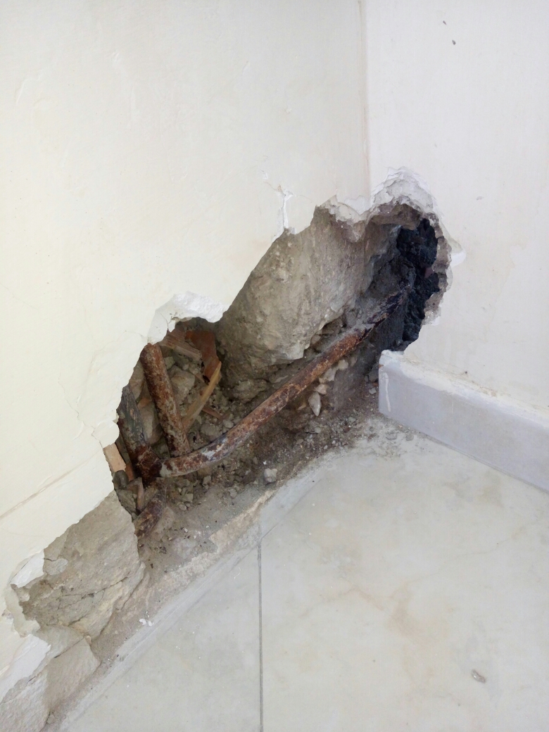 demolizione della muratura nella stanza adiacente al bagno