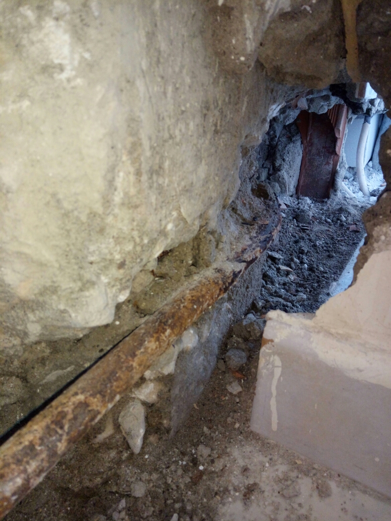 particolare demolizione della muratura nella stanza adiacente al bagno