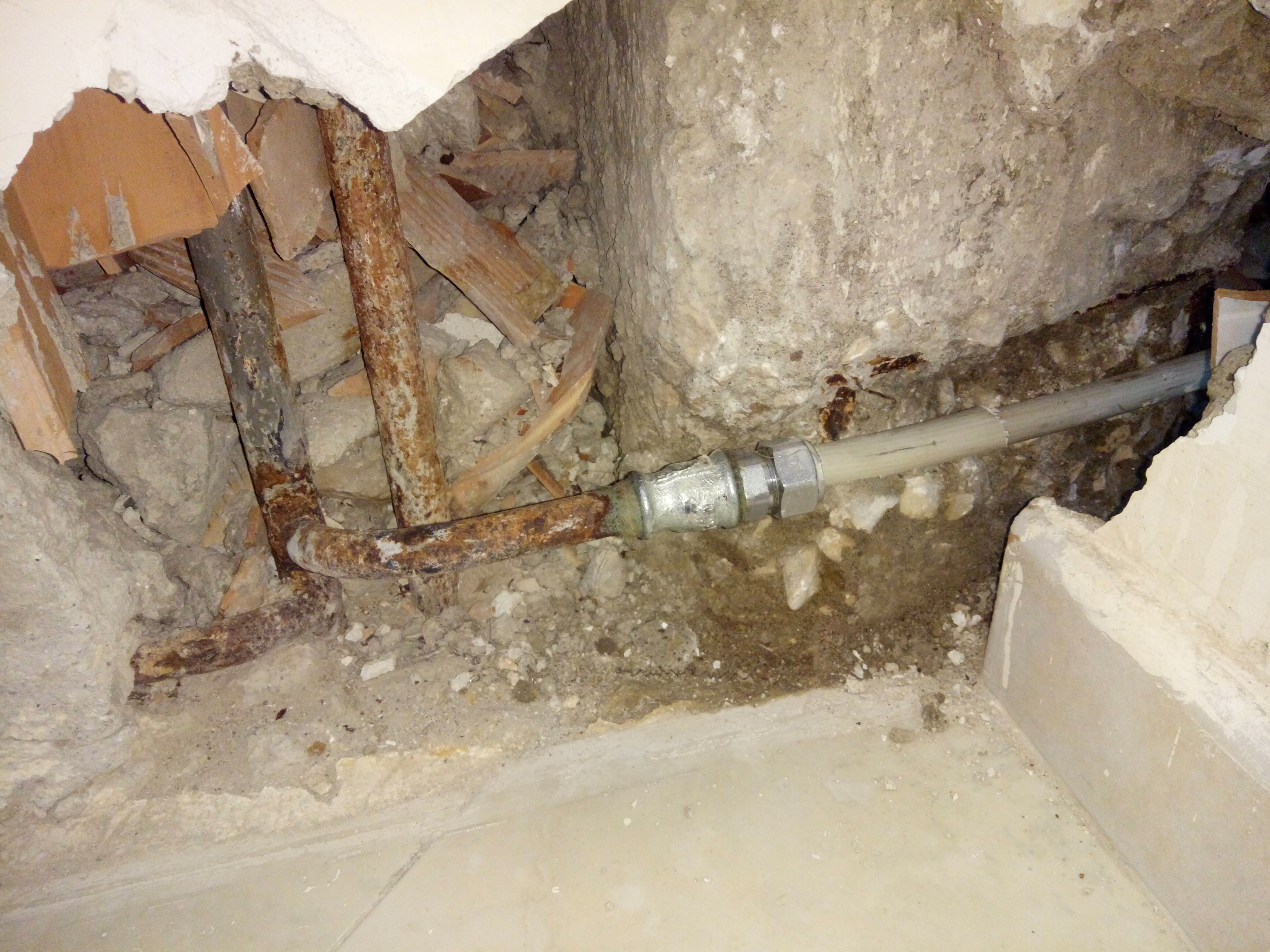 sostituzione con taglio del tratto vecchio con saldatura e bullonatura del tubo nuovo