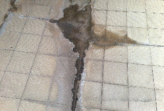 Rinnovare Pavimentazione di una Terrazza degrado-pavimento-con-ristagno-acque-meteoriche-2